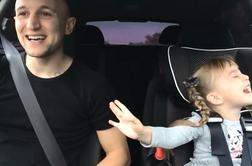 Nov spletni hit: oče in hči, ki prepevata med vožnjo