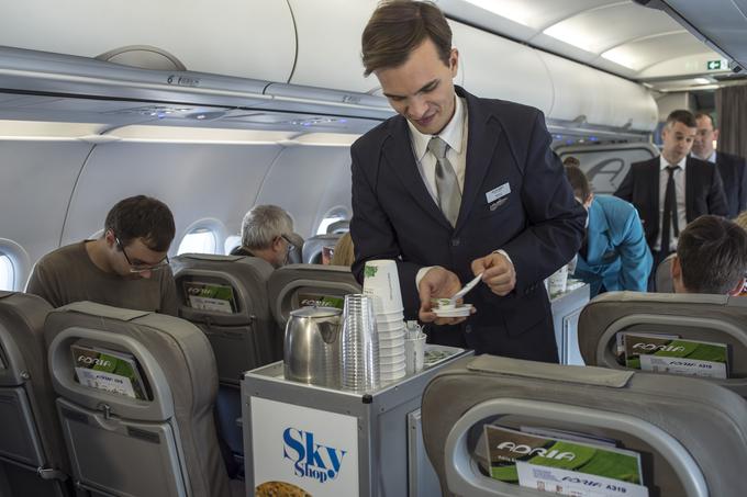 Pri večini letalskih družb je treba za pijačo in manjši prigrizek plačati. Adria Airways je v zadnjem obdobju začela potnikom ponujati  brezplačen kozarec vode, pollitrska steklenica vode pa stane dva evra. | Foto: Klemen Korenjak
