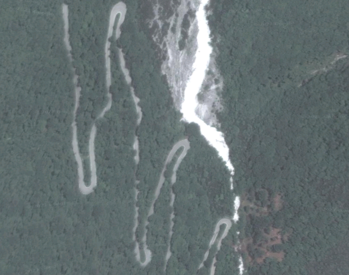 Tako navzgor kot navzdol je mnogo ostrih serpentin, torej 180-stopinjskih ovinkov. | Foto: Google maps