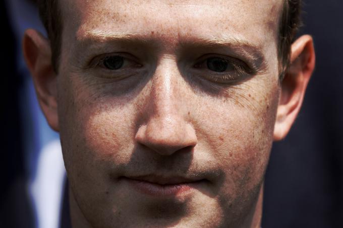 Mark Zuckerberg, ustanovitelj družbenega omrežja Facebook, se je že večkrat javno zavezal, da bodo pri Facebooku storili vse za zajezitev širjenja lažnih in manipulativnih novic, a jim to v času koronakrize ni uspelo najbolje, opozarjajo v združenju Avaaz.  | Foto: Matic Tomšič / Reuters