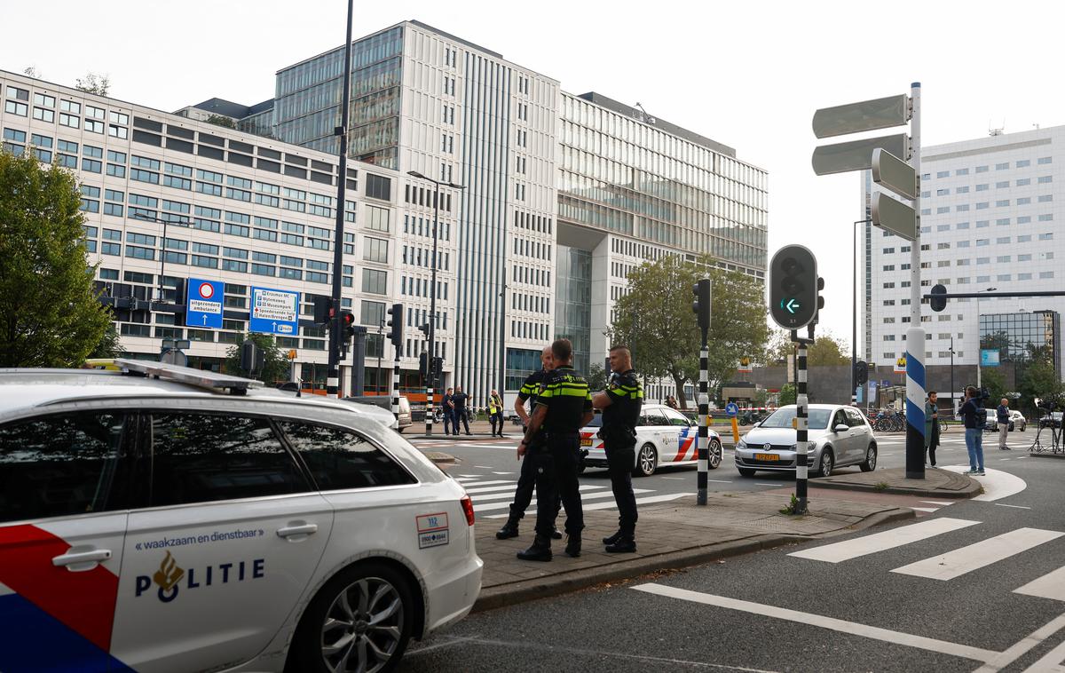 strelski pohod v Rotterdamu | 32-letnik je v četrtek sprva ustrelil 39-letno sosedo v njenem stanovanju in huje ranil njeno 14-letno hči, ki je kasneje podlegla poškodbam. Nato je v univerzitetni bolnišnici ustrelil še 43-letnega profesorja. Tako v stanovanju in v bolnišnici je nato še zanetil požar. Po poročanju medijev ga je soseda pred časom prijavila zaradi mučenja živali. | Foto Reuters