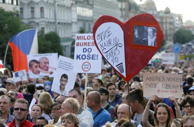 Shod nasprotnikov Babiša, ki nosijo napise v podporo pokojnemu predsedniku Havlu ter proti Babišu in Zemanu. | Foto: Reuters