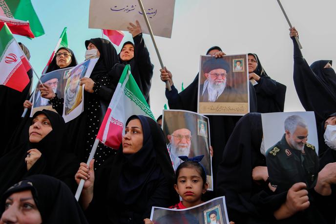 Iran - shod v podporo oblasti | Nove skrivnostne zastrupitve iranskih učenk se dogajajo pet mesecev po začetku protivladnih protestov, ki so se razmahnili septembra lani, potem ko je v policijskem pridržanju umrla 22-letna Kurdinja Mahsa Amini. | Foto Guliverimage