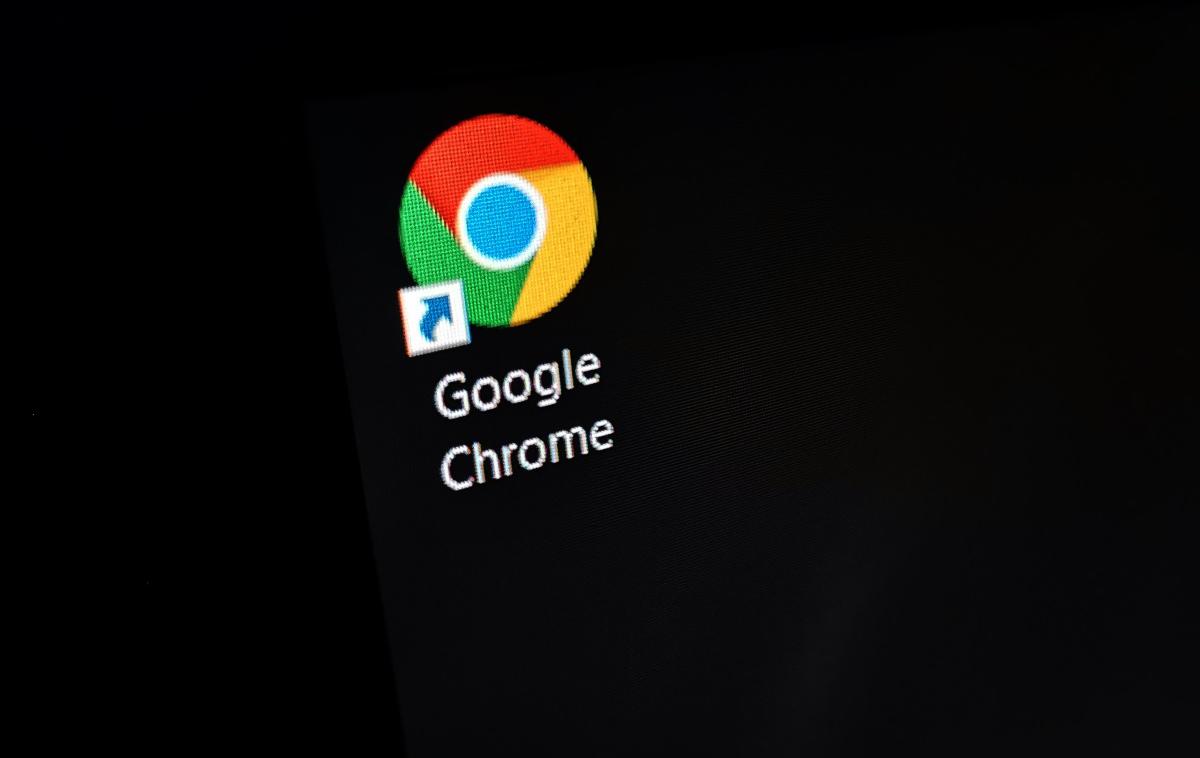 Google Chrome | Google Chrome je po podatkih analitičnega portala StatCounter GlobalStats še vedno daleč najbolj priljubljen spletni brskalnik, saj je prva izbira več kot 65 odstotkov uporabnikov. Sledi mu Applov Safari z okrog 19-odstotnim deležem, od vključno tretjega mesta pa si sledijo Microsoft Edge (4,39 odstotka), Mozilla Firefox (3,07 odstotka), Samsungov mobilni brskalnik (2,7 odstotka) in Opera (2,5 odstotka).  | Foto Matic Tomšič