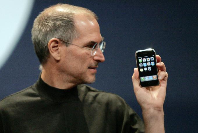 Ustanovitelj podjetja Apple Steve Jobs v roki drži čisto prvi pametni telefon iPhone.  | Foto: Reuters