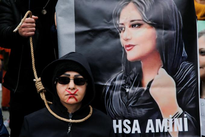 Protesti, ki so državo zajeli sredi septembra po smrti 22-letne Mahse Amini v policijskem pridržanju, predstavljajo enega največjih izzivov za Islamsko republiko od njene ustanovitve leta 1979. | Foto: Reuters
