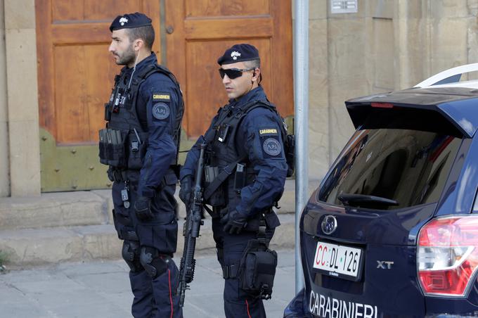 Italijanska orožnika (karabinjerja) | Foto: Reuters