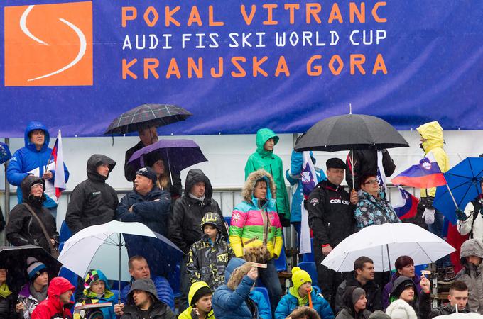 Vse kaže, da bodo dežniki del (obvezne) navijaške opreme na 56. pokalu Vitranc. | Foto: Sportida