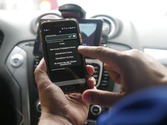 Potnik in voznik imata možnost hipnega sporočanja prek aplikacije, kar je zlasti pomembno, preden se najdeta, denimo če kateri od njiju zamuja zaradi nepredvidenih okoliščin.  | Foto: Gregor Pavšič