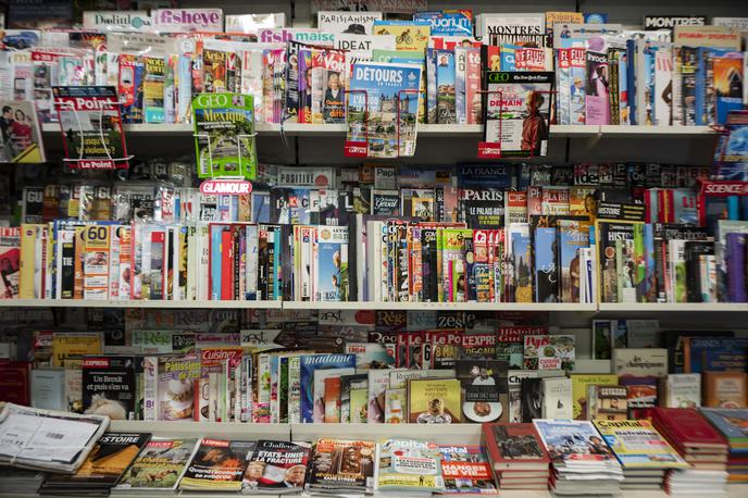 Prodajalna časopisov v Franciji | Države na različne načine pomagajo medijem: z neposrednimi podporami, davčnimi ugodnostmi, državnim oglaševanjem ali s posebnimi skladi. | Foto Reuters