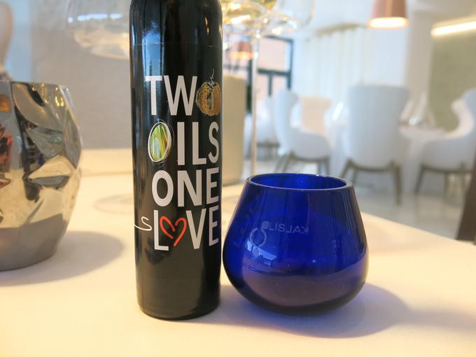 Kombinacija bučnega in oljčnega olja, ki sta ga ustvarila oljarja Kocbek in Lisjak | Foto: Miha First
