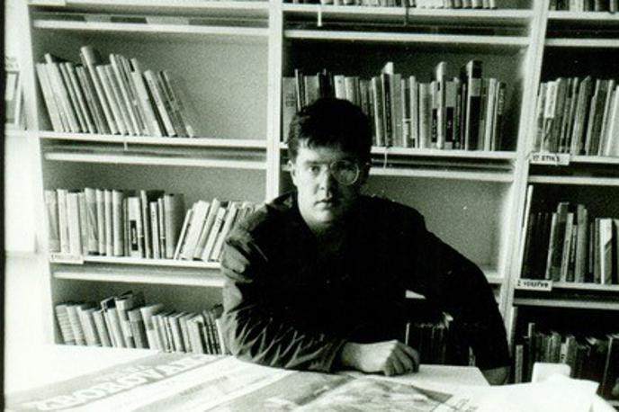 Marjan Geohelli | V zlatih časih domačega videa je Geohelli delal v največji videodistribuciji v Sloveniji in sodeloval pri velikem delu avdiovizualnih zbirk v slovenskih splošnih, v manjši meri pa tudi šolskih in drugih knjižnicah. Fotografija je bila posneta okoli 25. junija 1989. | Foto Tone Stojko