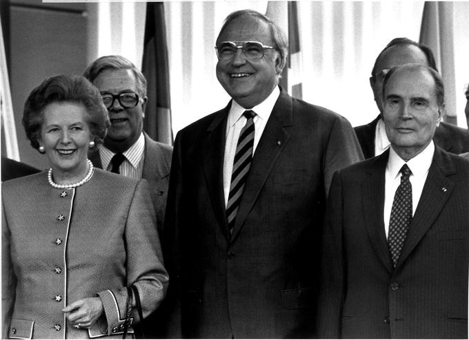 Helmut Kohl v sredini med britansko premierko Margaret Thatcher in francoskim predsednikom Francoisom Mitterandom. Tudi politično je bil Kohl s svojim tradicionalnim nemških socialnotržnim gospodarstvom na sredi med Thatcherjevim neoliberalizmom in Mitterandovim socializmom iz zgodnjih 80. let prejšnjega stoletja. | Foto: Reuters