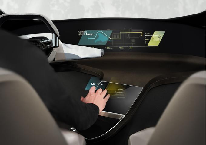 BMW predstavlja novo generacijo notranjosti svojih vozil, v katerih bodo nadgradili obstoječo projekcijo informacij na vetrobransko steklo in projicirane napise izvedli tudi na področju sredinske konzole. Tak hologram bo omogočal tudi interakcijo s potniki, ki bodo z ročnimi gestami lahko upravljali avtomobil. | Foto: 