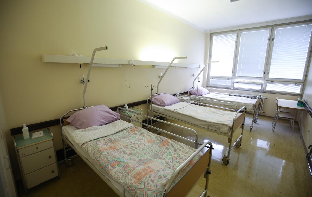 odprtje oddela za epidemine bolnišnica UKC postelja | Foto STA
