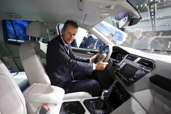 Herbert Diess, predsednik znamke Volkswagen, do leta 2025 napoveduje 30 novih modelov oziroma različic z električnim pogonom. Volkswagen bo po njegovih besedah čez deset let na letni ravni izdelal že od dva do tri milijone električnih vozil. | Foto: Reuters