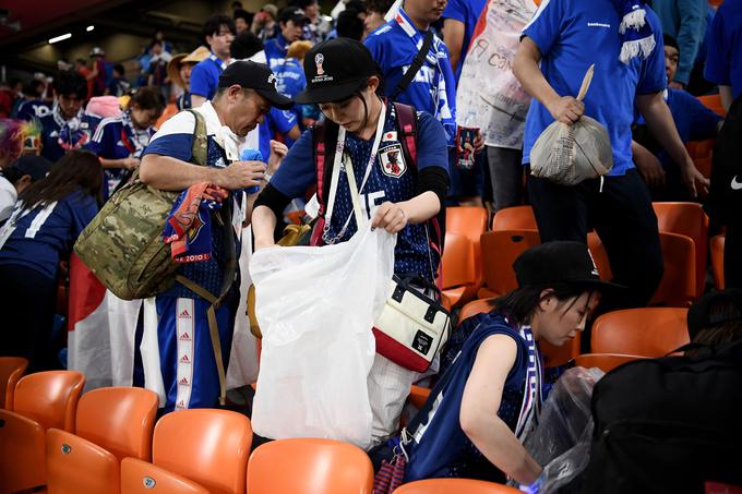Japonski navijači so po vsaki tekmi zgledno počisti tribune. Podobno so počeli tudi navijači Senegala. Oboji so na družbenih omrežjih poželi ogromno simpatij.  | Foto: Getty Images