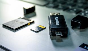 USB in čitalec kartic kompaktne oblike