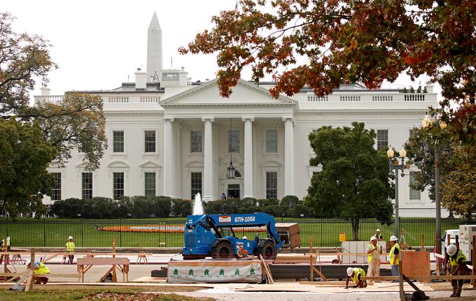 Pred Belo hišo v Washingtonu pa se medtem že pripravljajo na januarsko zaprisego novega ameriškega predsednika oziroma predsednice.  | Foto: Reuters