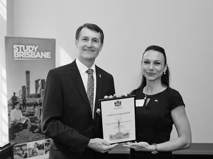 Ana z županom občine Brisbane Grahamom Quirkom, ki ji je podelil certifikat mednarodnega študentskega ambasadorja 2017. | Foto: Reuters