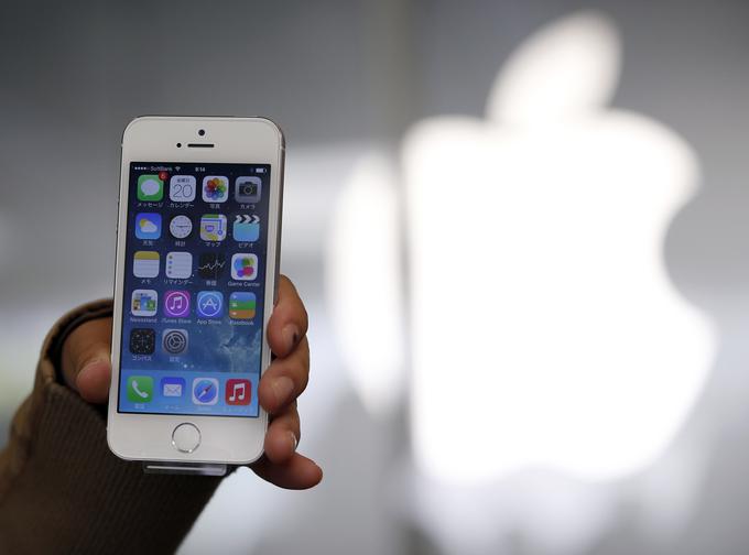 Dokaz zimzelenosti Applovih pametnih telefonov je model iPhone 5S (na fotografiji) Čeprav je izšel na mobilnem trgu že davnega leta 2013, je bil še med pomladjo 2015 in letošnjo pomladjo z naskokom najbolj uporabljani iPhone. Klikni fotografijo za vir.  | Foto: Reuters