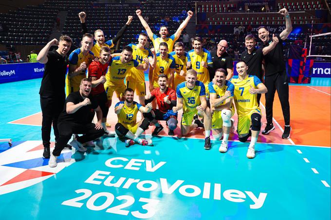 Ukrajinci so prvenstvo odprli s tremi porazi, na koncu pa vknjižili dve zmagi, tudi odločilno nad Španijo, in si zagotovili osmino finala. | Foto: CEV