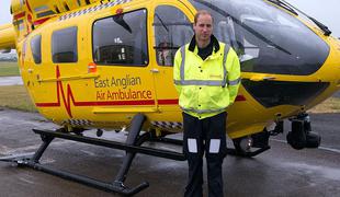Princ William kot reševalni pilot v boj proti koronavirusu #video