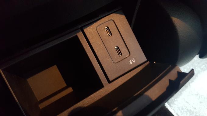 Zanimivost: za potnike na zadnji klopi dva priključka novega tipa USB-C. | Foto: Gregor Pavšič