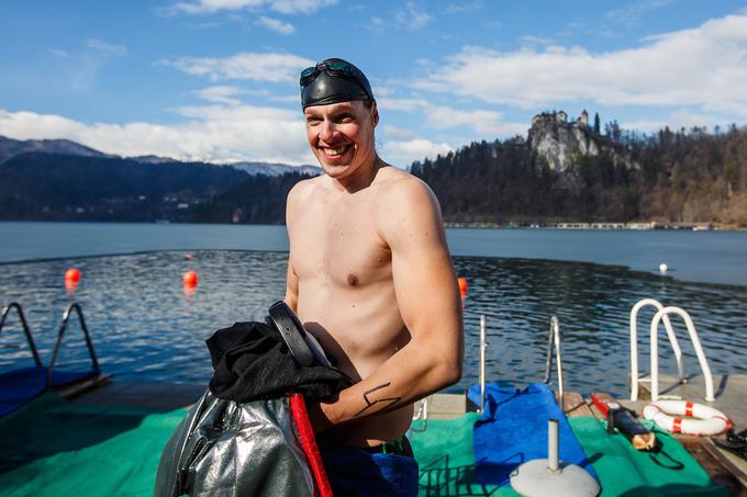Ameriške barve je na Bledu zastopal 26-letni Karl Lawrence. Zimskega plavanja je vajen iz domačega Idaha, ki je bogat z vodnimi površinami. Mladenič z bogatim plavalnim predznanjem iz otroških let se te dni mudi na krajšem obisku v Ljubljani, ko je izvedel za zimsko tekmovanje na Bledu, pa se je nemudoma odločil, da se ga udeleži. | Foto: Grega Valančič/Sportida