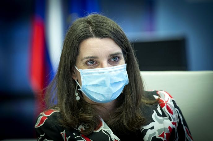 Simona Kustec | Ministrica Simona Kustec zagotavlja, da bo izobraževanje v novem šolskem letu kljub epidemiji novega koronavirusa še naprej nemoteno.  | Foto Ana Kovač