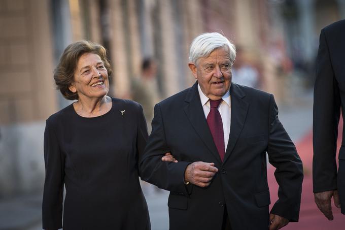 Prišla sta tudi nekdanji predsednik Milan Kučan in njegova žena Štefka. Kučan je natanko pred 25 leti ob razglasitvi samostojnosti na Trgu republike dejal: "Danes so dovoljene sanje, jutri pa je nov dan". | Foto: Ana Kovač
