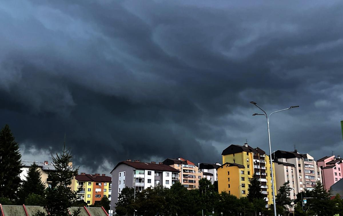 Nevihta | Ob popoldanskih krajevnih plohah in nevihtah lahko tudi narastejo posamezni hudourniški vodotoki in manjše reke. Verjetnost za to je večja v severni Sloveniji. | Foto Matic Tomšič