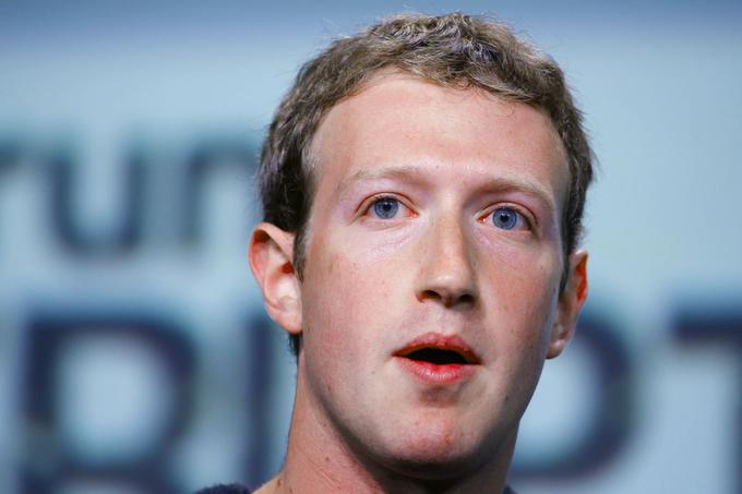 Mark Zuckerberg naj bi bil veliko bolj kot z dogajanjem v naštetih državah obremenjen tudi z gradnjo oziroma vzdrževanjem Facebookovega ugleda v javnosti. Facebook ga je v zadnjih letih glede varovanja zasebnosti uporabnikov oziroma zlorabe platforme v propagandne namene namreč polomil kar nekajkrat. | Foto: Reuters