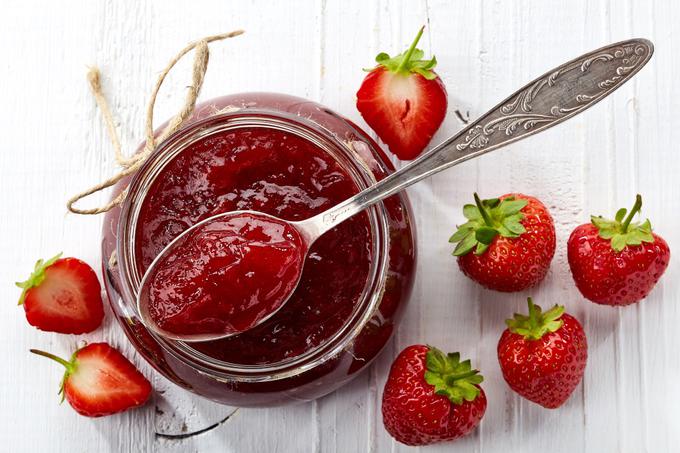 Piškote napolnite z domačo vegansko jagodno marmelado. | Foto: Shutterstock