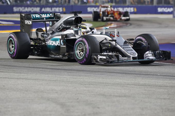 Lewis Hamilton je končal na tretjem mestu in skupno vodstvo prepustil Rosbergu. | Foto: Reuters