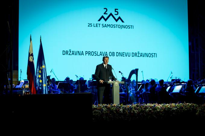 "Enotnost ni nastala čez noč, ampak je bila čudovit rezultat dialoga, sodelovanja in zaupanja," je na proslavi povedal predsednik države Borut Pahor. Protokolarni del je potekal na Trgu republike, umetniški pa na Kongresnem trgu. | Foto: 