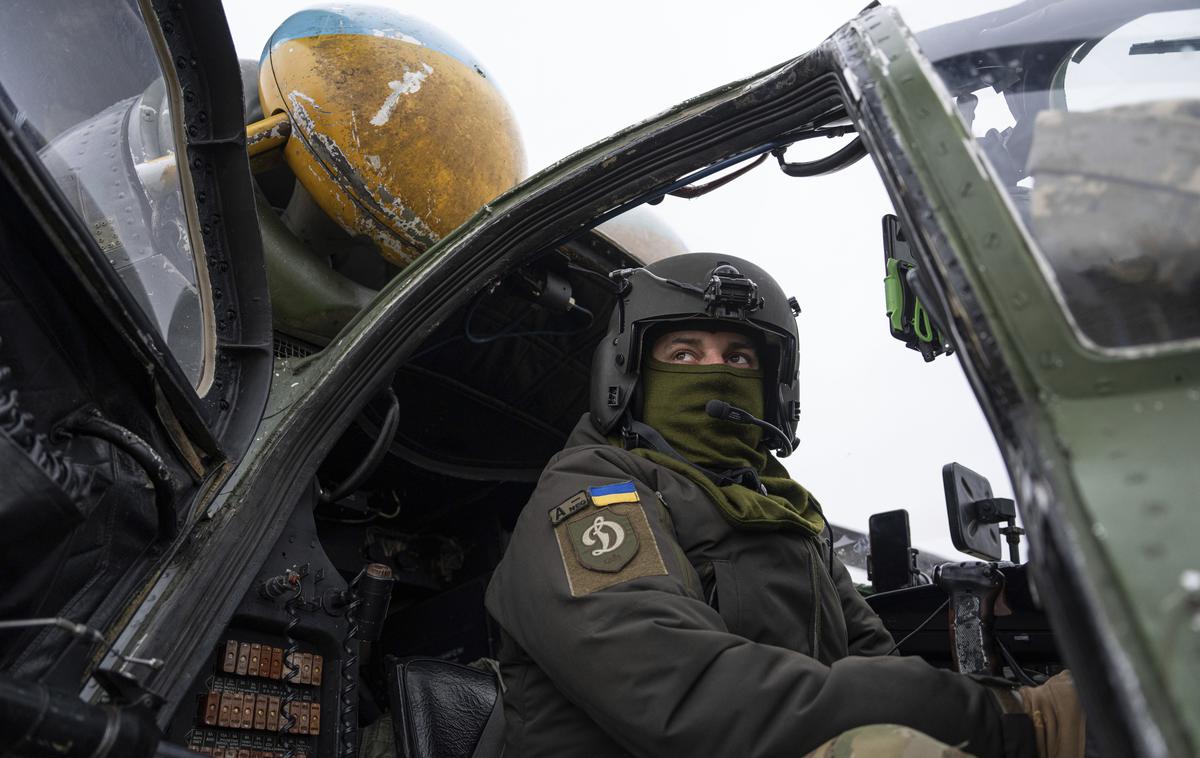 Ukrajina | Ukrajinski pilot pilotira jurišni helikopter mi-24. | Foto Guliverimage