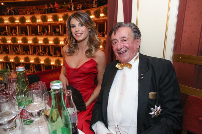 Predlani se je Lugner na plesu družil z italijansko lepotico Elisabetto Canalis. Nekdanjemu dekletu Georgea Clooneyja se je pripetila nevšečnost, saj ji je med plesom z Lugnerjem iz rdeče obleke ušla bradavička. | Foto: Getty Images