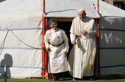 Papež na obisku v državi, v kateri živi le okoli 1.500 katolikov