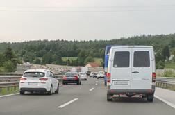 Dve prometni nesreči na primorski avtocesti povzročili zastoje