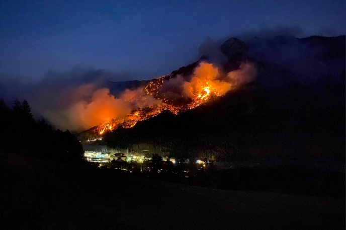 požar Austria | V akciji sodeluje približno 400 gasilcev, ki poskušajo preprečiti, da bi se ogenj razširil na gorovje Rax. | Foto Twitter