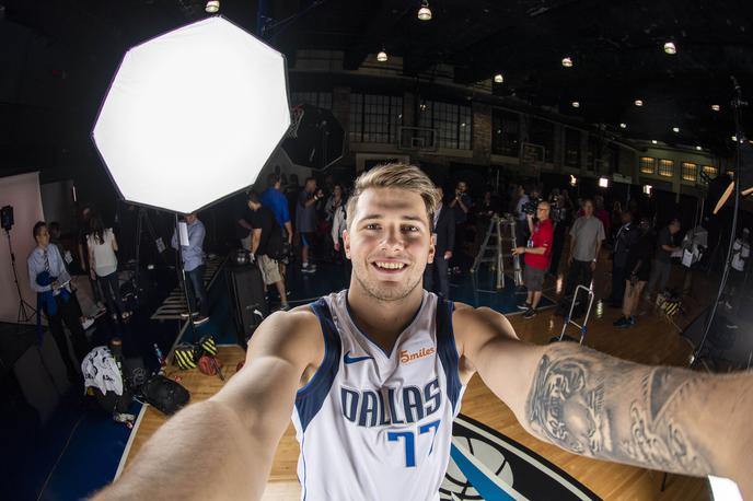 Luka Dončić | Luka Dončić je po sijajnem začetku NBA-kariere vseskozi v središču pozornosti. | Foto Reuters