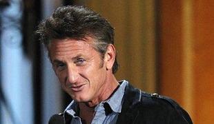 Sean Penn si ni želel resne zveze s Scarlett Johansson