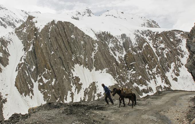 Nevarni prelaz Zojila - Himalaja | Foto: Reuters