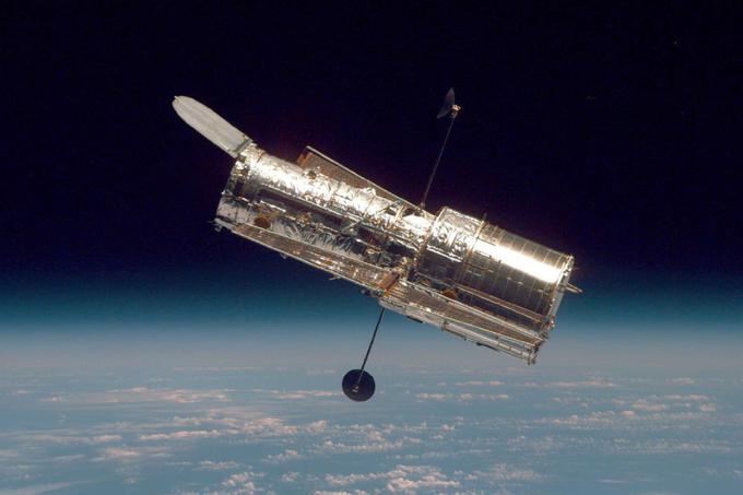 Samo s fotografijami iz vesolja si je težko predstavljati, kako velik je v resnici Hubble. Dolg je nekaj več kot 13 metrov, kar znaša približno toliko kot povprečen enojni (brez zgiba) avtobus Ljubljanskega potniškega prometa.  | Foto: Getty Images