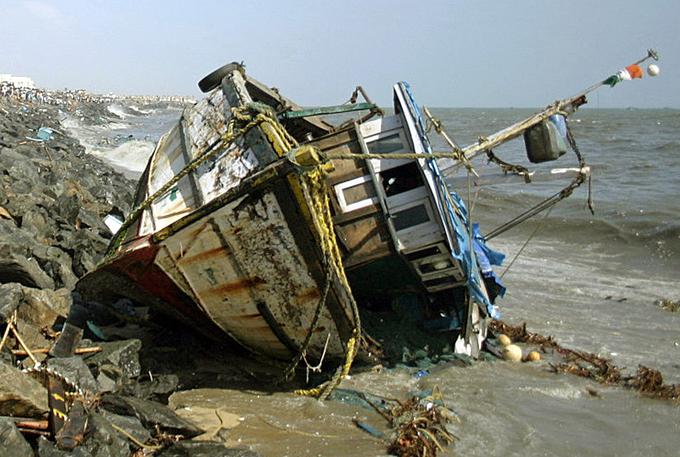 Babi Vangi pripisujejo tudi napoved: "Ogromen val bo prekril veliko obalo, na kateri so ljudje in mesta, in vse bo izginilo pod vodo. Vse se bo stalilo kot led." To naj bi bila napoved potresa v Indijskem oceanu leta 2004, ki je povzročil velik cunami in je opustošil obale ob Indijskem oceanu na Šrilanki, Maldivih, Tajskem in v Indiji, Indoneziji in Maleziji.  | Foto: Reuters