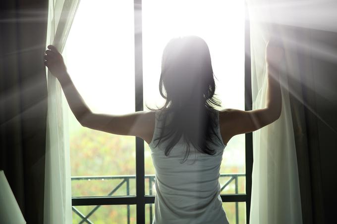 Tako kot je pomembno, da pred spanjem povsem zatemnimo spalnico, je pomembno tudi, da zjutraj, ko vstanemo, v stanovanje spustimo čim več svetlobe. | Foto: Thinkstock