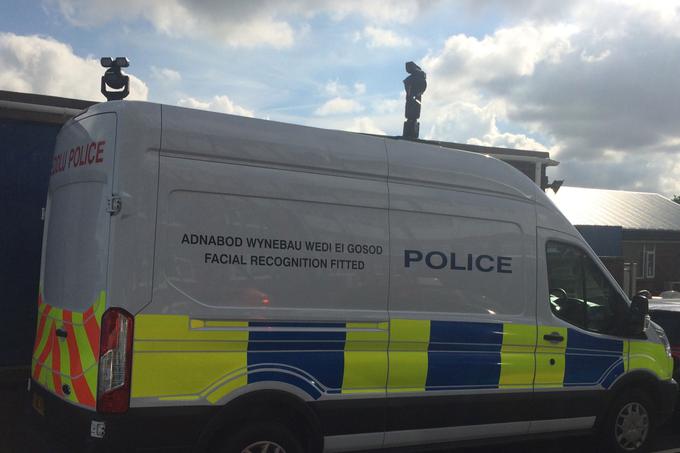 Vozilo policije južnega Walesa s kamerami za prepoznavanje obrazov. Mimoidoče vozilo na svoje poslanstvo opozarja z napisom "Facial Recognition Fitted". | Foto: Policija južnega Walesa