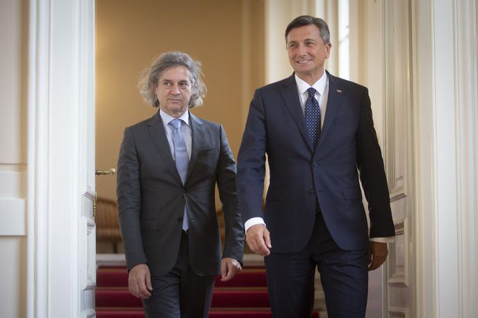 Posvet z vodji poslanskih skupin: Borut Pahor, Robert Golob. | Verjetni prihodnji predsednik vlade Robert Golob je v začetku maja povedal, da bodo, če Pahor teh pozivov ne bo upošteval, sprožili postopke za odpoklic in menjavo nekaterih veleposlanikov.  Predsednik Pahor je sicer tovrstne pozive zavrnil že februarja. Odlog imenovanja kariernih veleposlanikov v okviru redne rotacije bi bil po njegovem mnenju neutemeljen in bi škodoval nemotenemu delu slovenske diplomacije in uveljavljanju zunanjepolitičnih interesov države v mednarodni skupnosti. | Foto Bojan Puhek