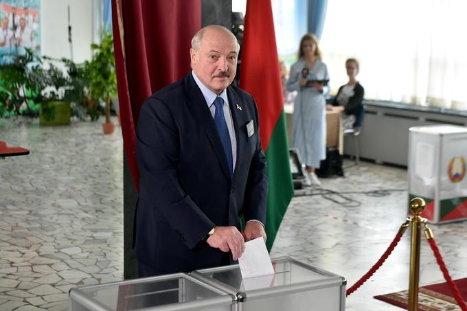 Beloruski predsednik Aleksander Lukašenko je na funkciji že 26 let. Devetega avgusta je po vnovični zmagi nastopil svoj šesti mandat. | Foto: Reuters